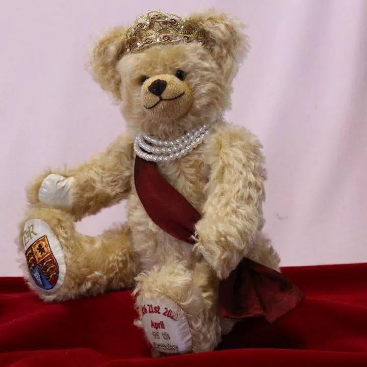 Zum Ehrentag von Queen Elisabeth II gibt es von der Hermann Spielwaren GmbH einen wunderschönen Celebration Bear zu ihrem 95. Geburtstag in einer Limitierung von nur 100 Stück.
