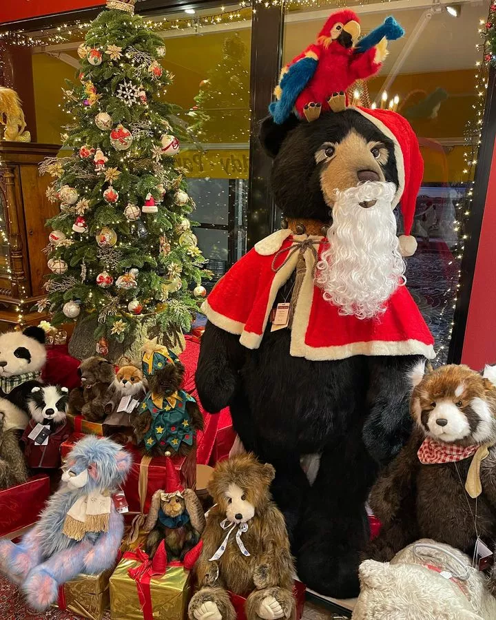 Teddy-Paradies christmasdecoration #xmasdecorations #christmasdecor #teddybear #santa #weihnachten #weihnachtsdeko #teddybären #lgbtq #gayownedbusiness